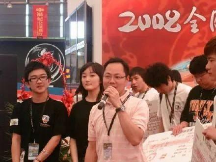 娱乐圈中两个男人吃瓜